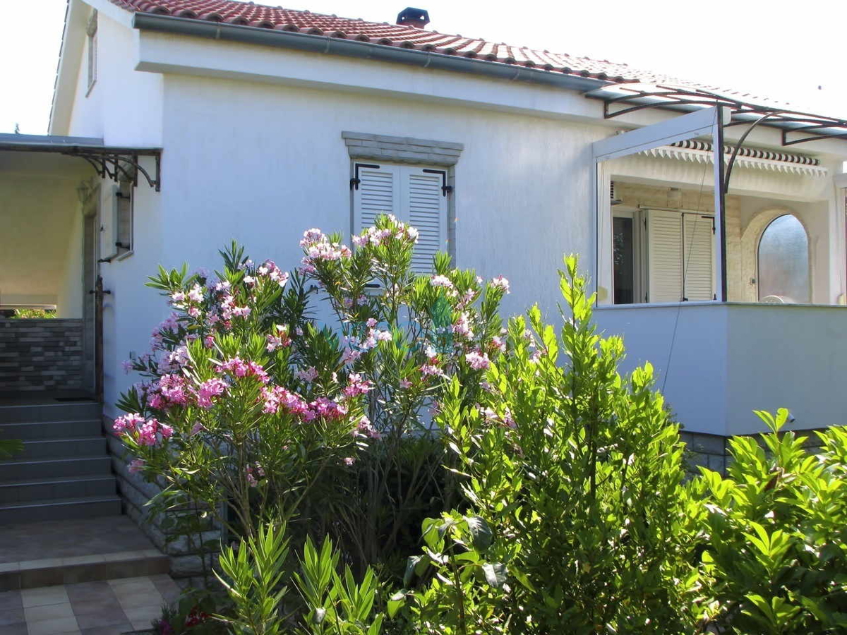 Otok Krk, okolica, lepa hiša z bazenom in urejenim vrtom