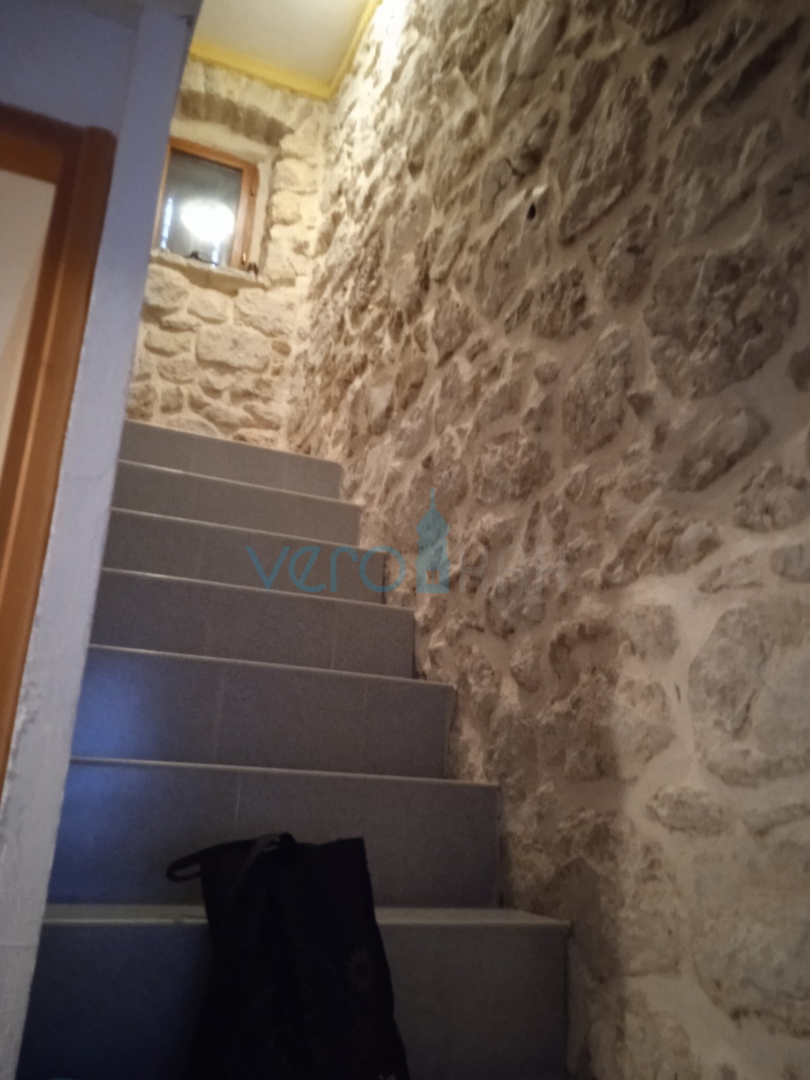 Vrbnik, otok Krk, obnovljena kamnita hiša v samem starem jedru mesta z razgledom na morje