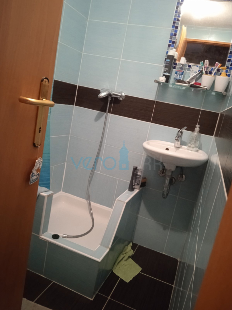 Vrbnik, otok Krk, obnovljena kamnita hiša v samem starem jedru mesta z razgledom na morje
