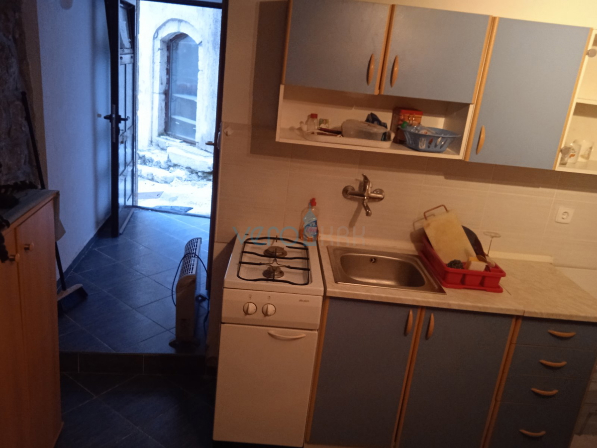 Vrbnik, otok Krk, obnovljena kamnita hiša v samem starem jedru mesta z razgledom na morje