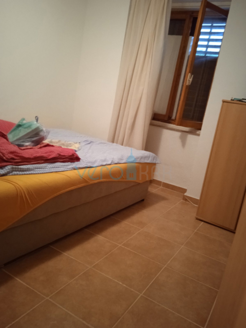 Vrbnik, otok Krk, obnovljena kamnita hiša v samem starem jedru mesta z razgledom na morje