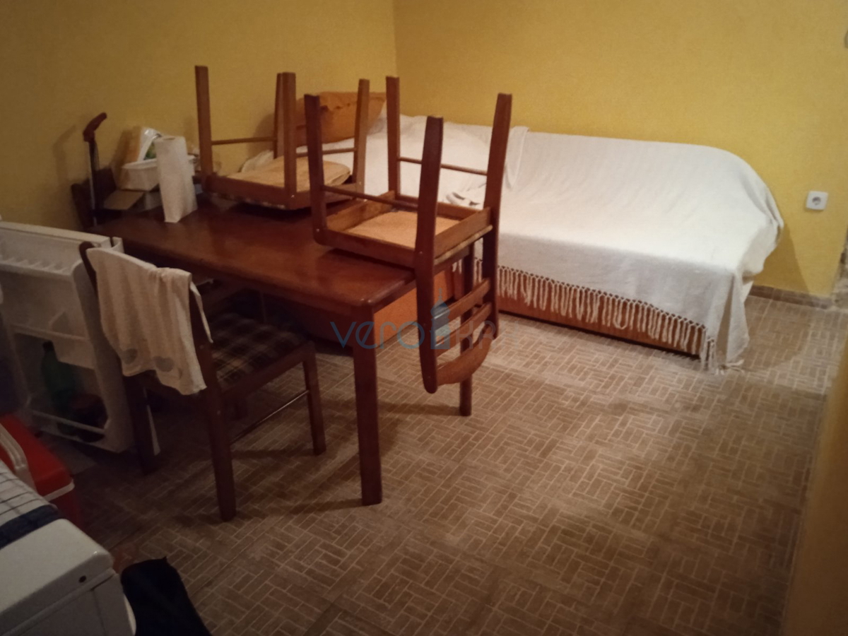 Vrbnik, otok Krk, obnovljena kamnita hiša v samem starem jedru mesta z razgledom na morje