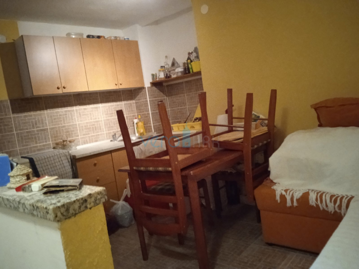 Vrbnik, otok Krk, obnovljena kamnita hiša v samem starem jedru mesta z razgledom na morje