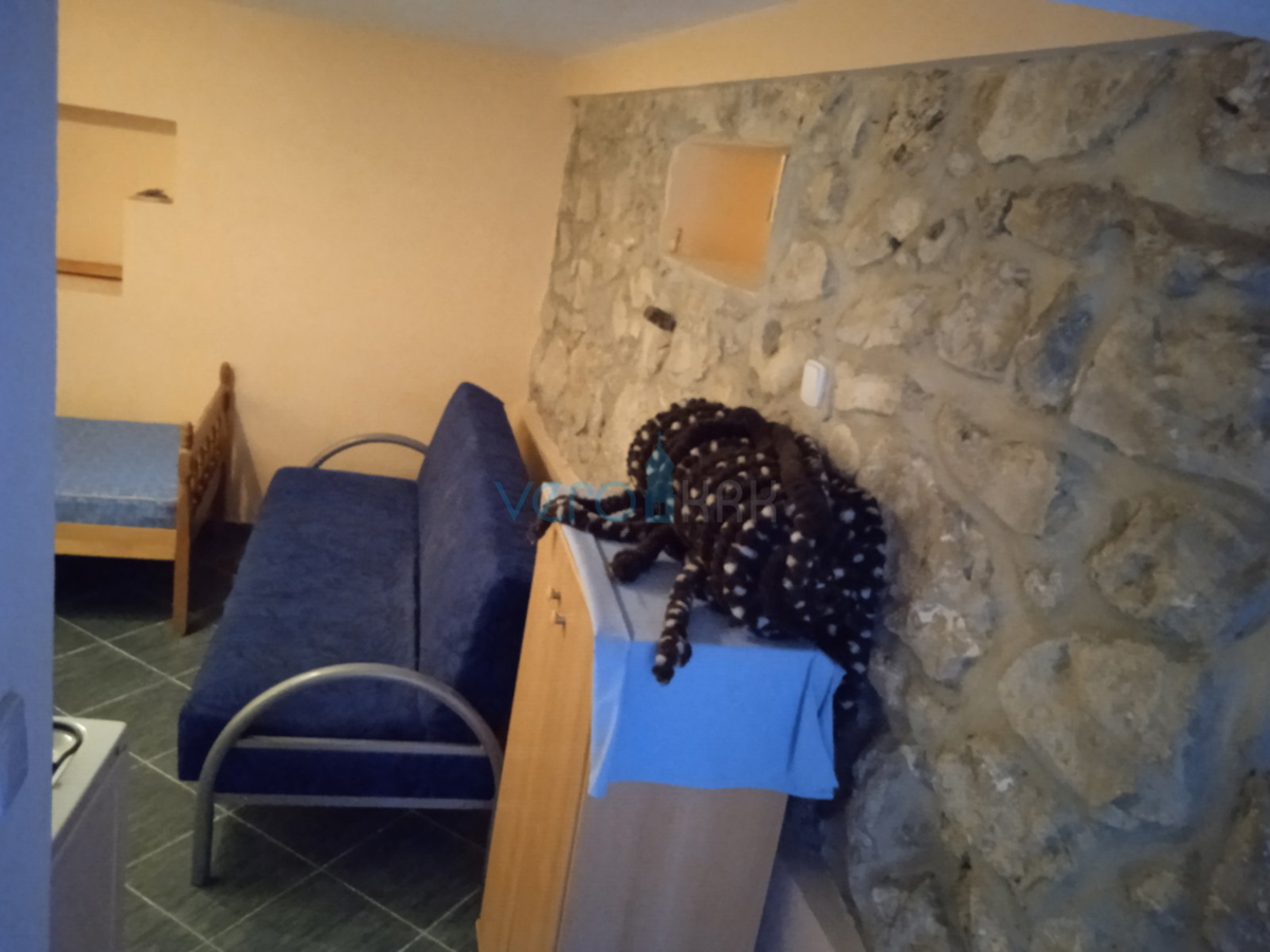 Vrbnik, otok Krk, obnovljena kamnita hiša v samem starem jedru mesta z razgledom na morje