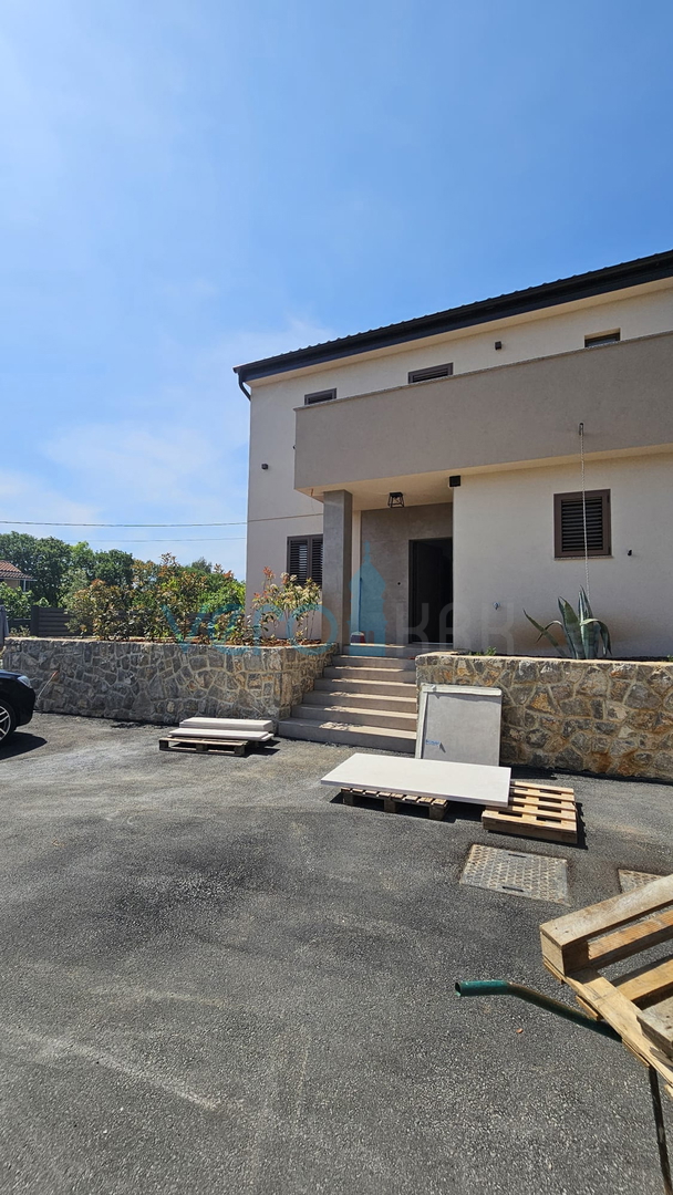 Otok Krk, mesto Krk, širša okolica, dvojna hiša v novogradnji s bazenom, zemljišče, prodaja