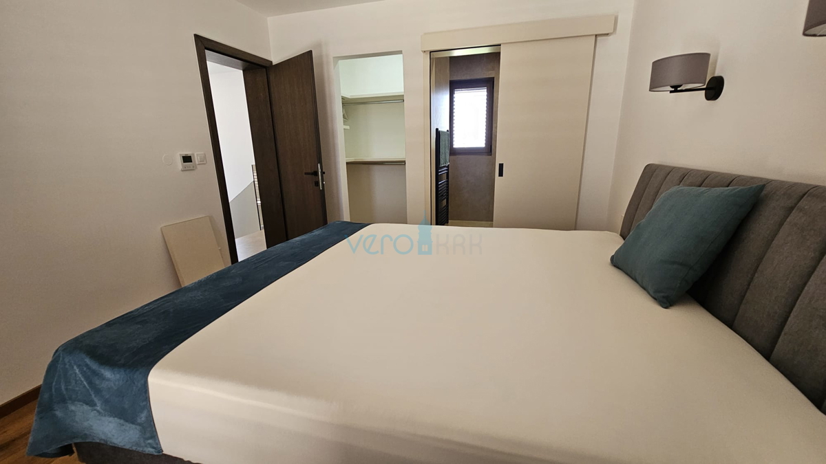 Otok Krk, mesto Krk, širša okolica, dvojna hiša v novogradnji s bazenom, zemljišče, prodaja