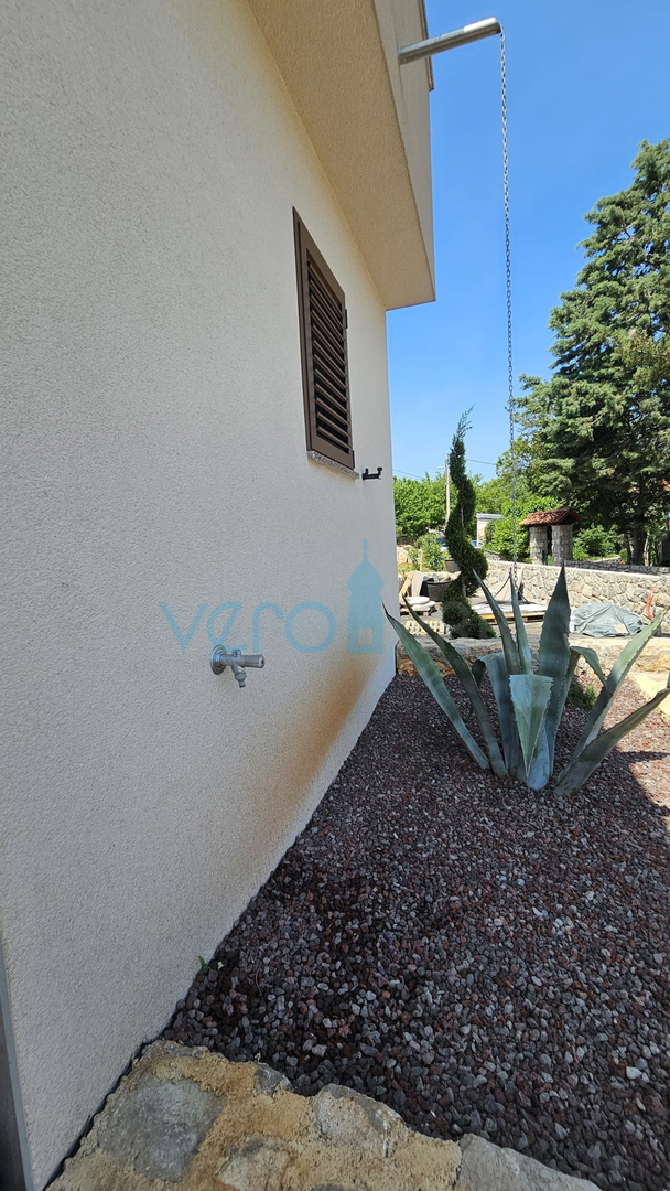 Otok Krk, mesto Krk, širša okolica, dvojna hiša v novogradnji s bazenom, zemljišče, prodaja