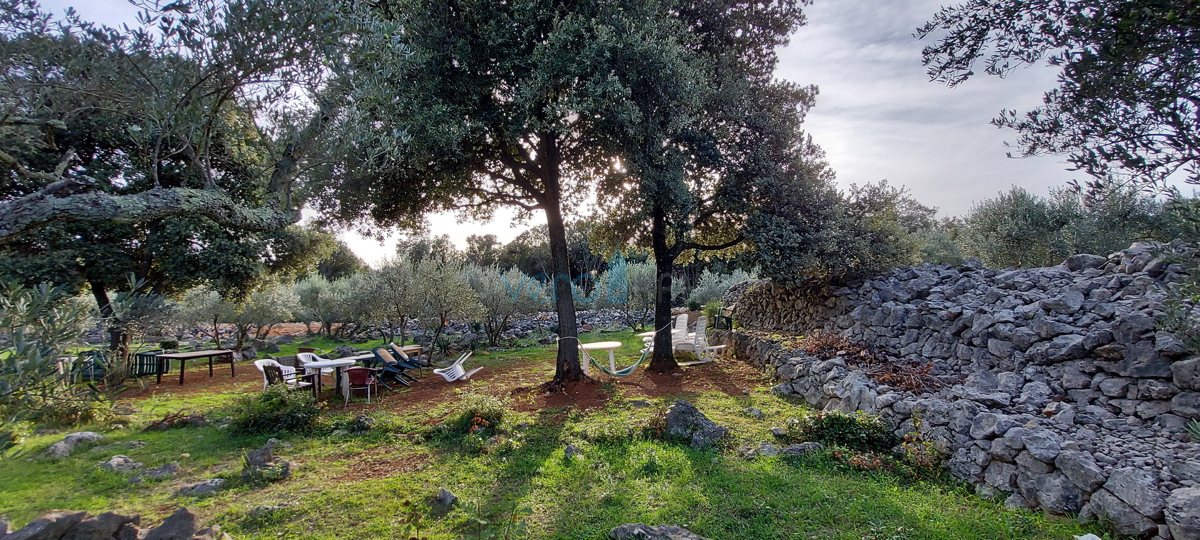 Mesto Krk, gradbeno zemljišče 150 m od morja za turistično-gostinske namene, prodaja