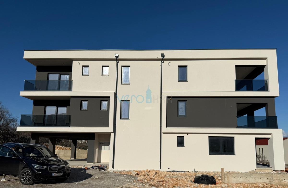 Vrbnik, otok Krk, novogradnja, stanovanje v pritličju 117 m2, bazen, razgled, vrt, prodaja