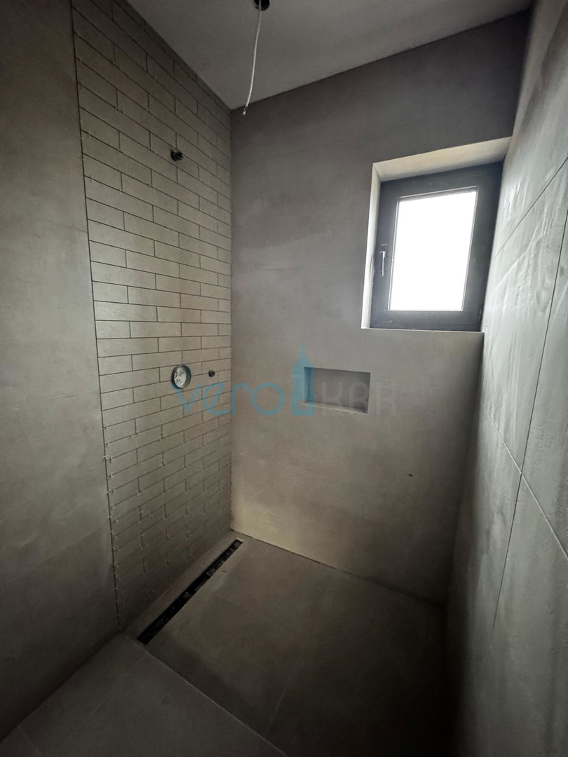 Vrbnik, otok Krk, novogradnja, stanovanje v pritličju 117 m2, bazen, razgled, vrt, prodaja