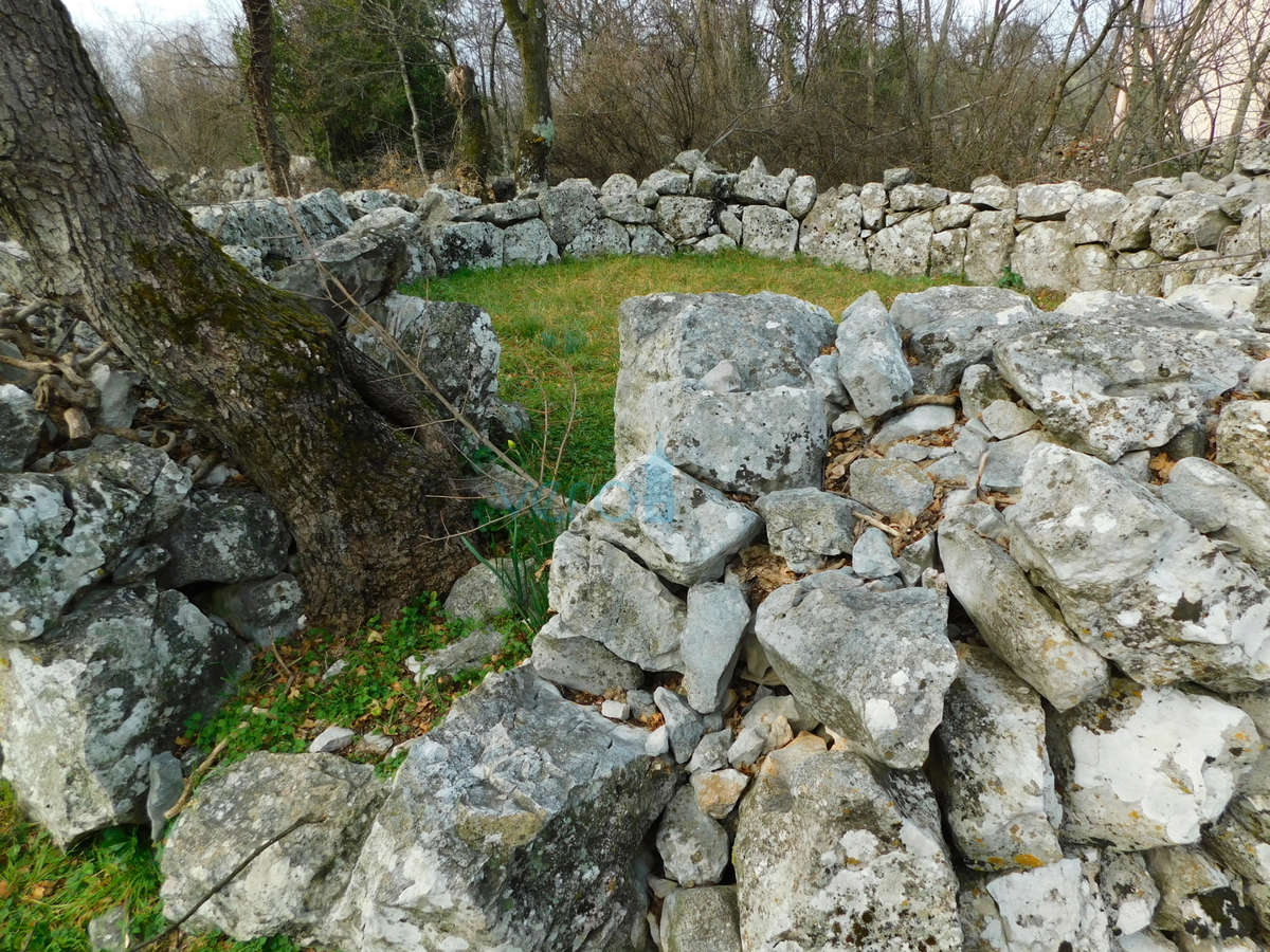 Otok Krk, Dobrinj, stara hiša za obnovo, prodamo