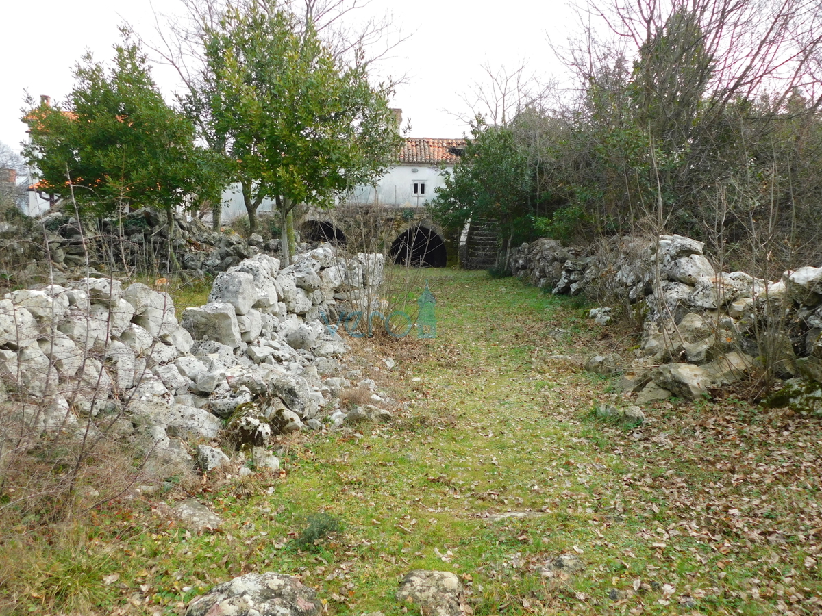 Otok Krk, Dobrinj, stara hiša za obnovo, prodamo