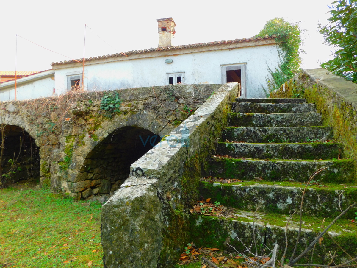 Otok Krk, Dobrinj, stara hiša za obnovo, prodamo