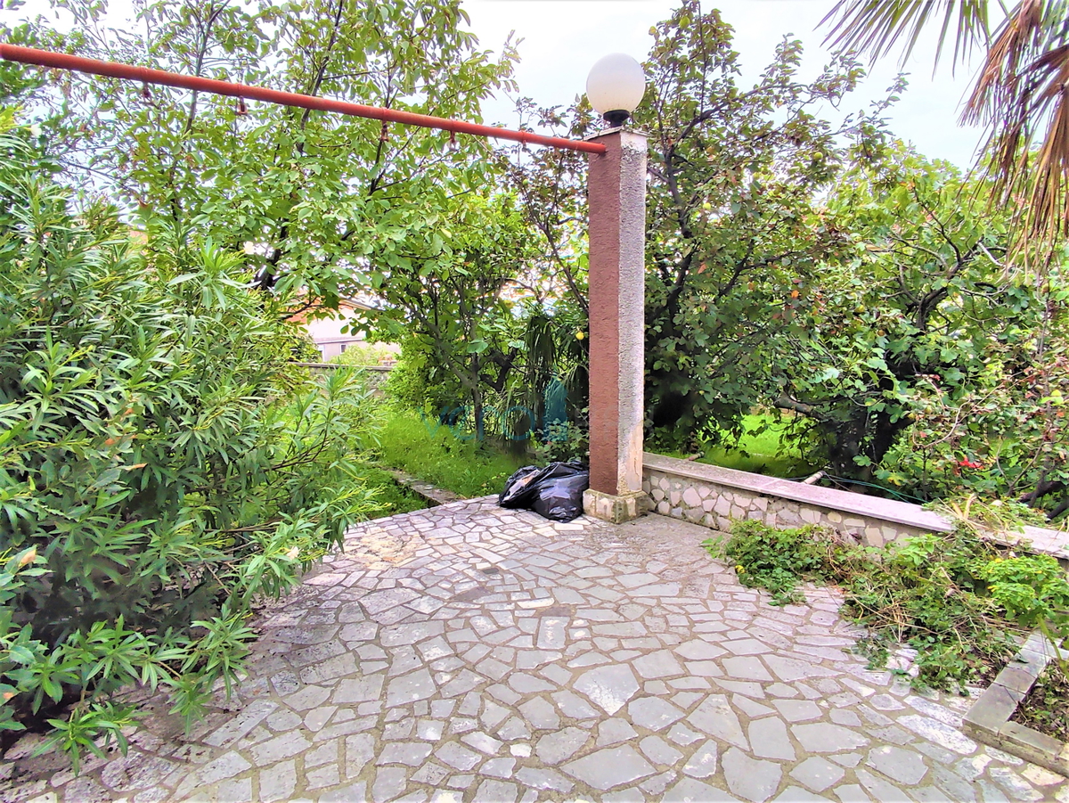 Crikvenica - samostojna hiša z apartmajem na prostranem vrtu, prodamo