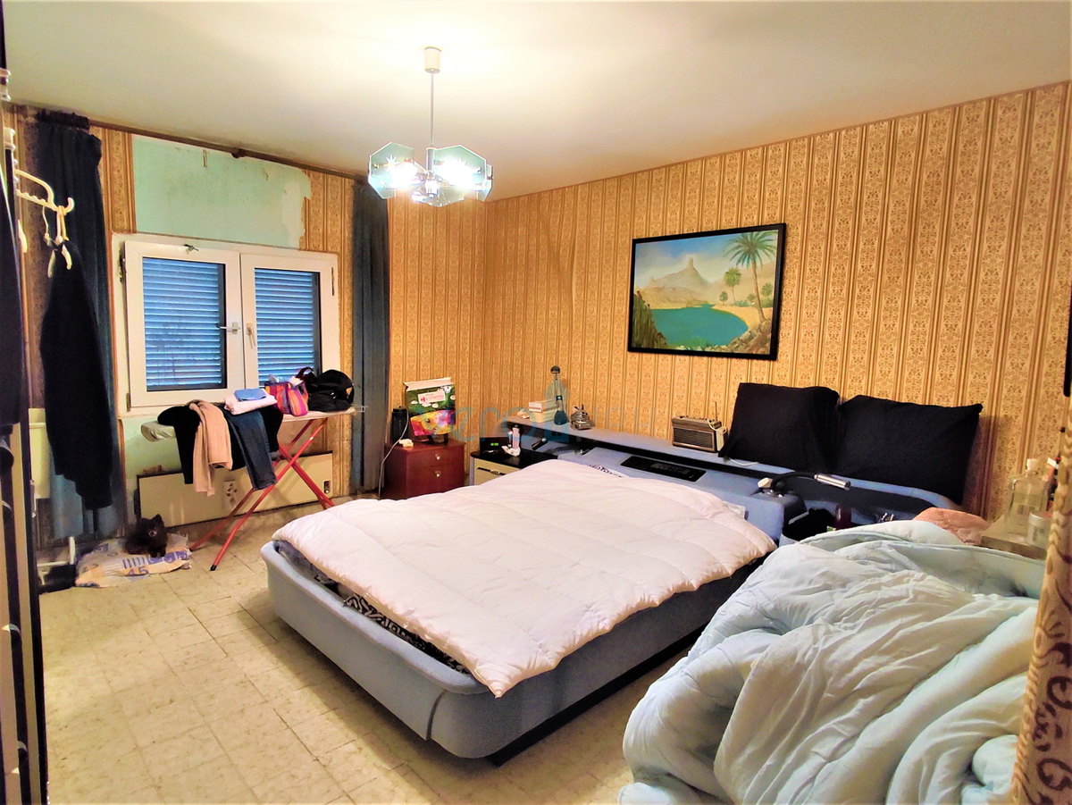Crikvenica - samostojna hiša z apartmajem na prostranem vrtu, prodamo