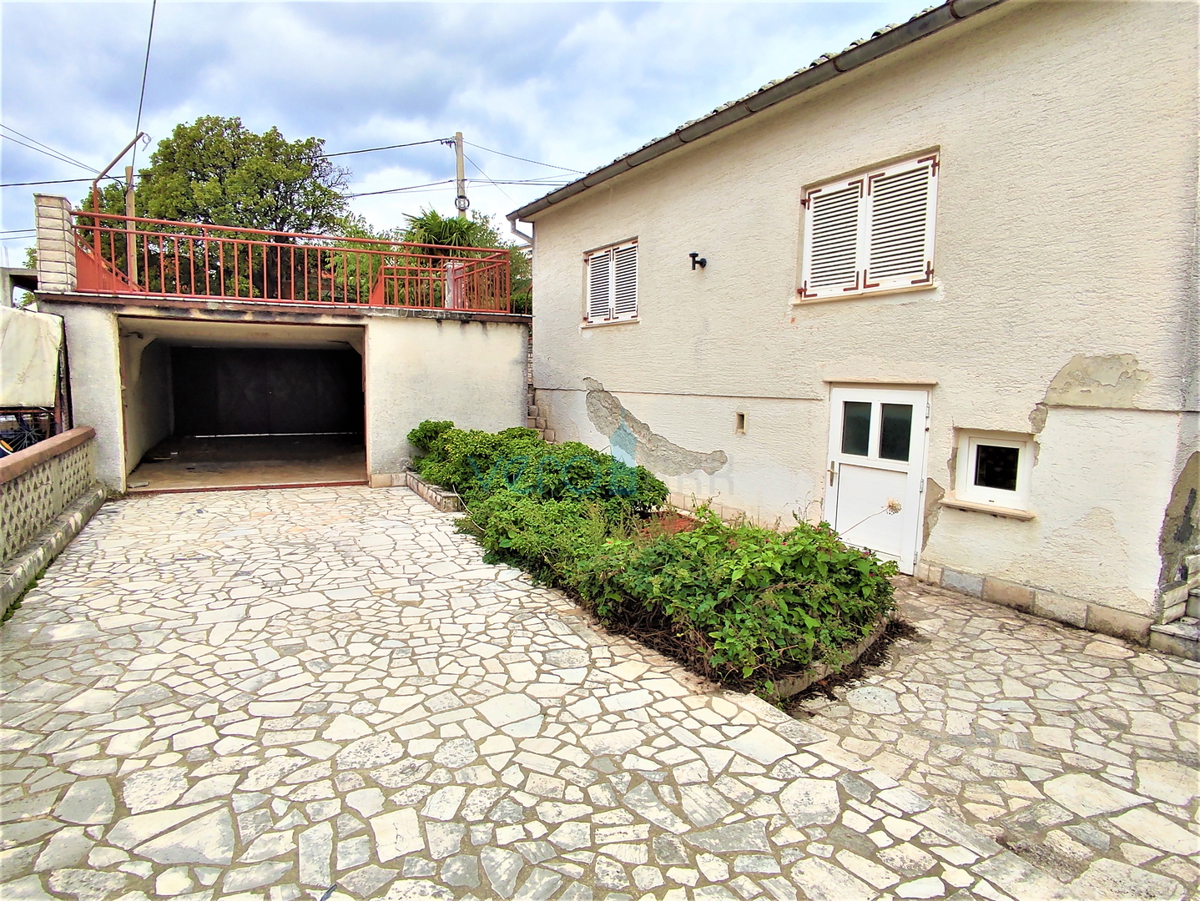 Crikvenica - samostojna hiša z apartmajem na prostranem vrtu, prodamo