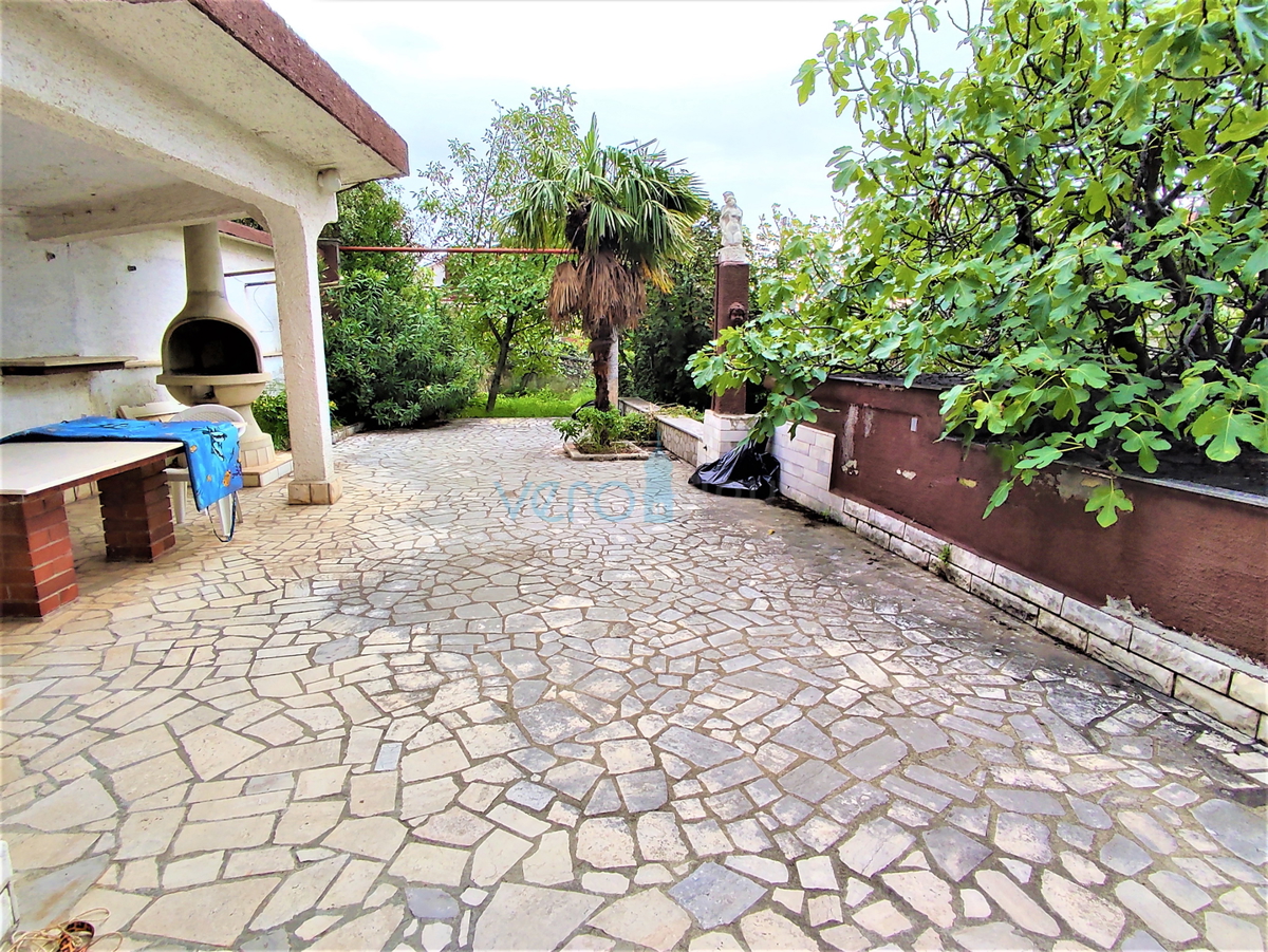 Crikvenica - samostojna hiša z apartmajem na prostranem vrtu, prodamo