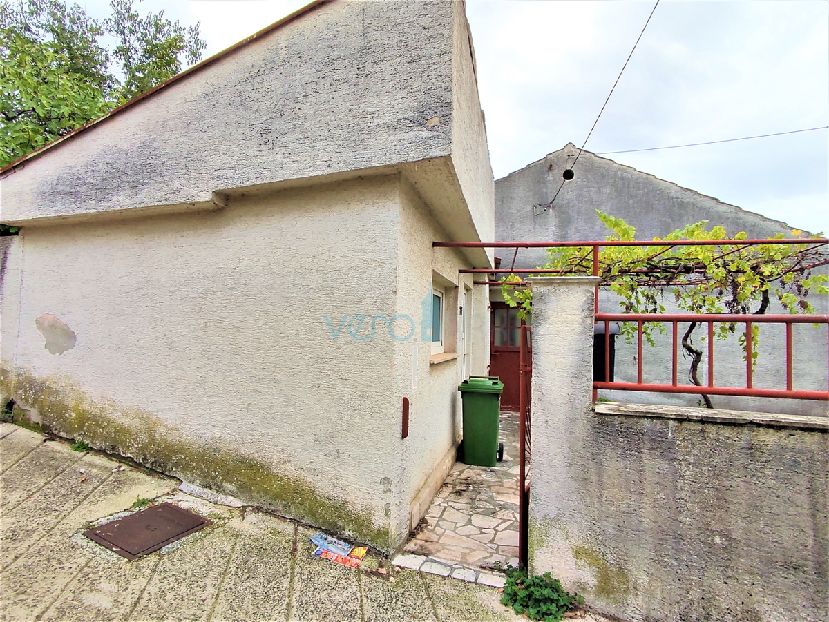 Crikvenica - samostojna hiša z apartmajem na prostranem vrtu, prodamo