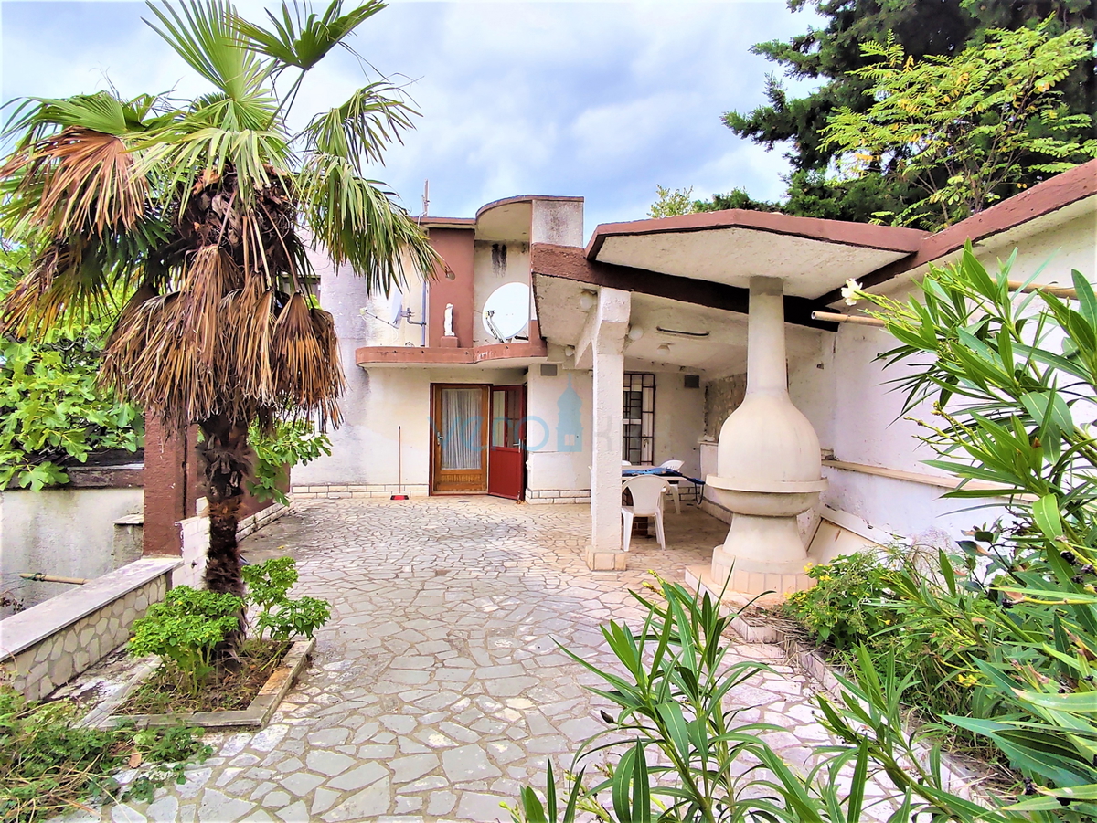 Crikvenica - samostojna hiša z apartmajem na prostranem vrtu, prodamo