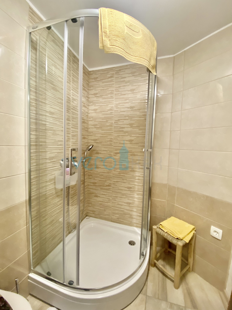 Dobrinj, okolica, Samostojna hiša z dvema apartmajema in vrtom, prodamo