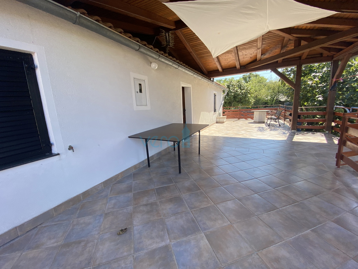 Dobrinj, okolica, Samostojna hiša z dvema apartmajema in vrtom, prodamo