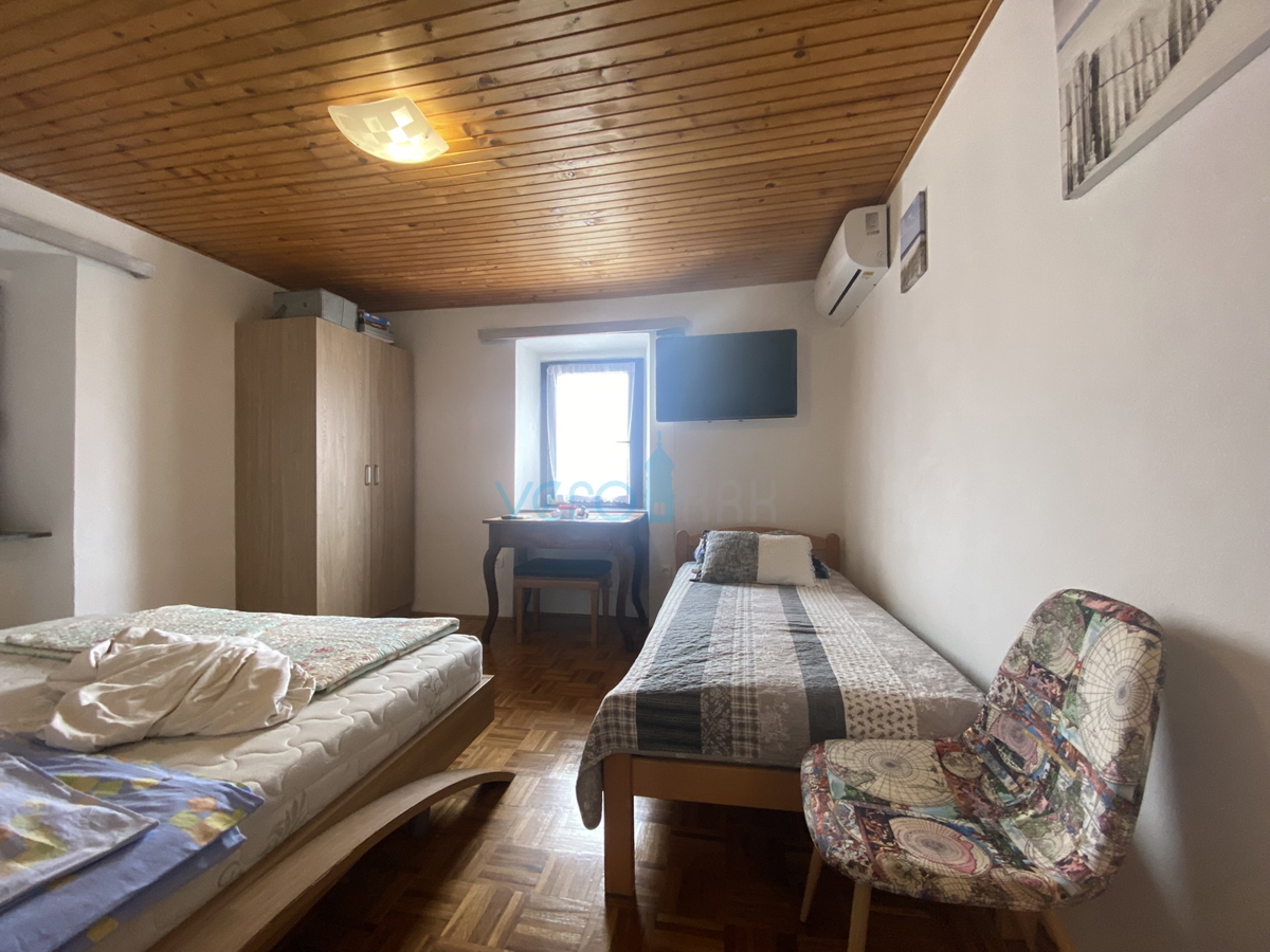 Dobrinj, okolica, Samostojna hiša z dvema apartmajema in vrtom, prodamo