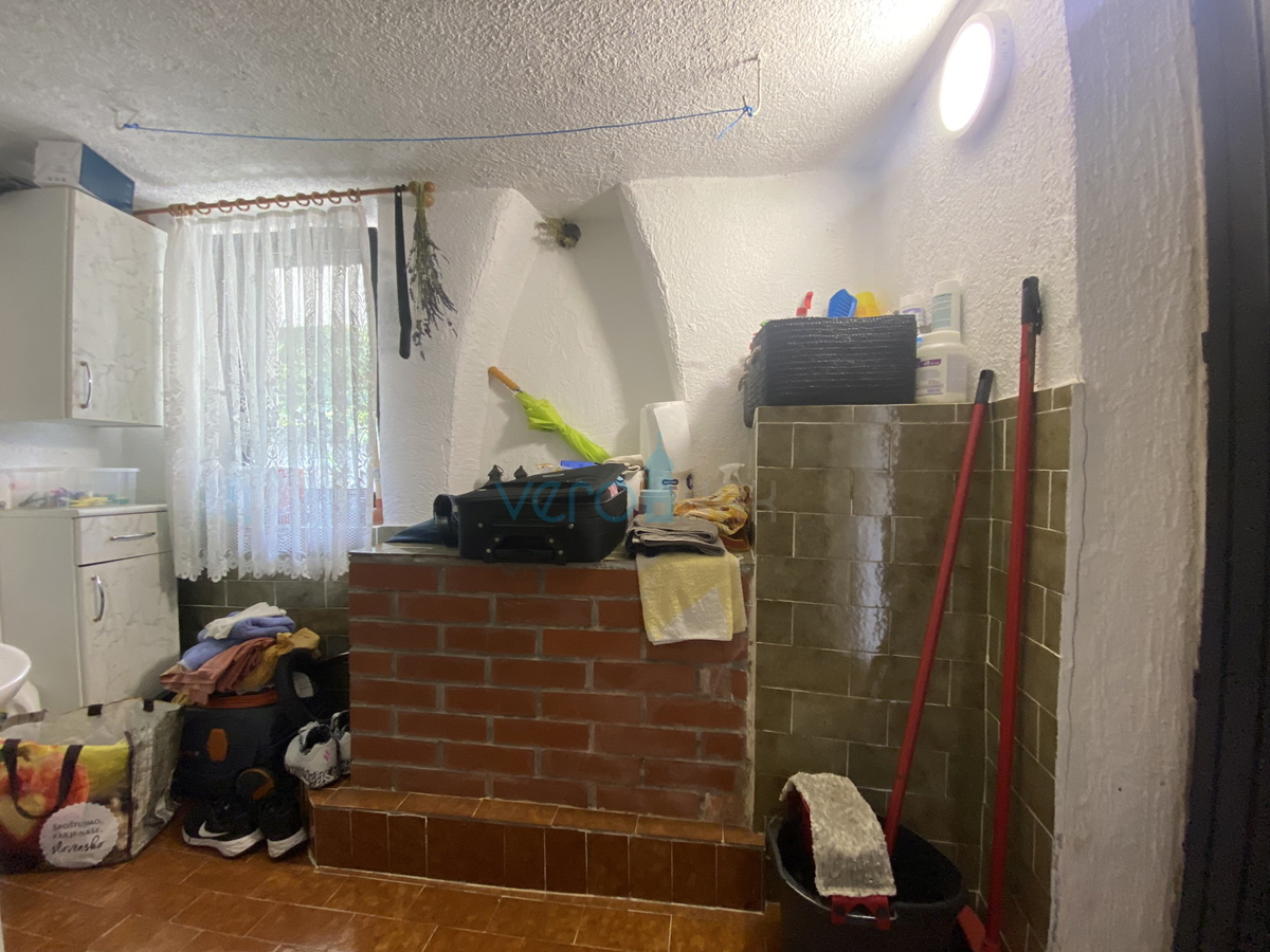 Dobrinj, okolica, Samostojna hiša z dvema apartmajema in vrtom, prodamo