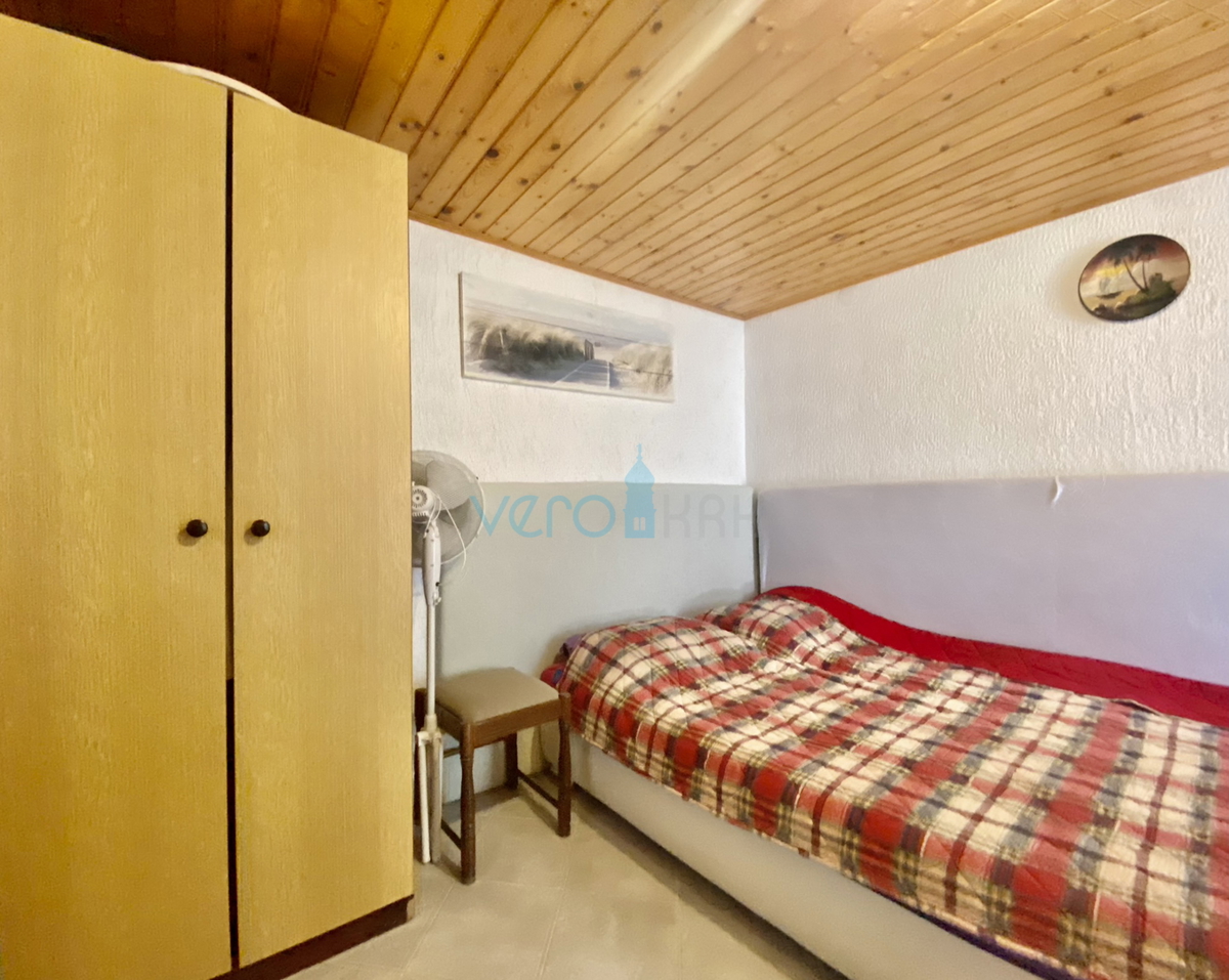 Dobrinj, okolica, Samostojna hiša z dvema apartmajema in vrtom, prodamo