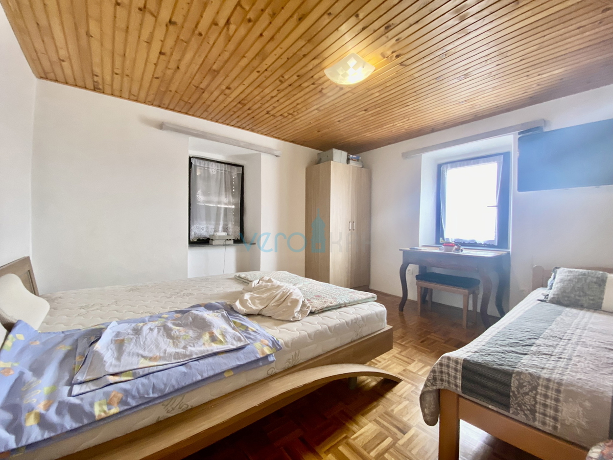 Dobrinj, okolica, Samostojna hiša z dvema apartmajema in vrtom, prodamo