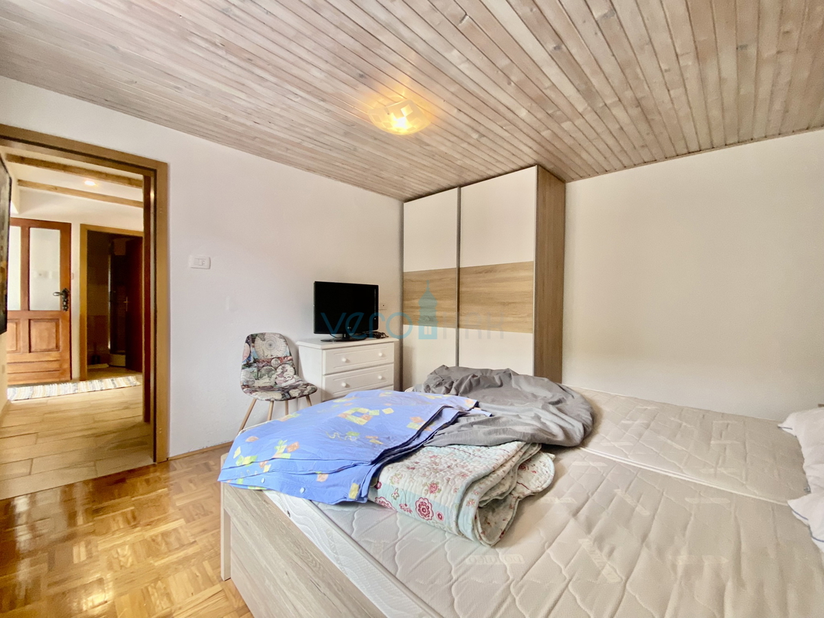 Dobrinj, okolica, Samostojna hiša z dvema apartmajema in vrtom, prodamo