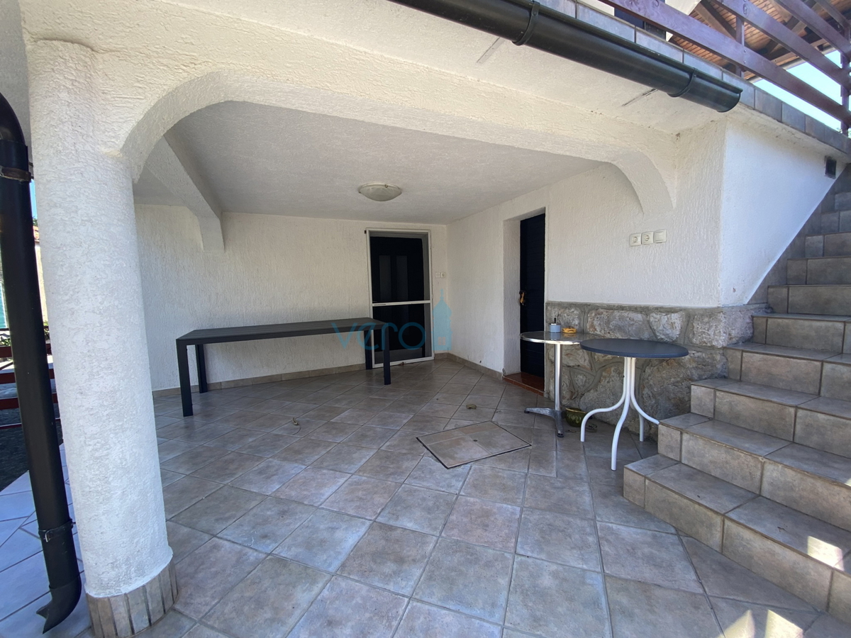 Dobrinj, okolica, Samostojna hiša z dvema apartmajema in vrtom, prodamo