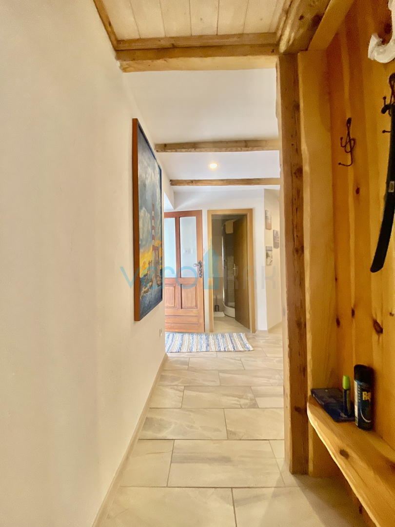 Dobrinj, okolica, Samostojna hiša z dvema apartmajema in vrtom, prodamo
