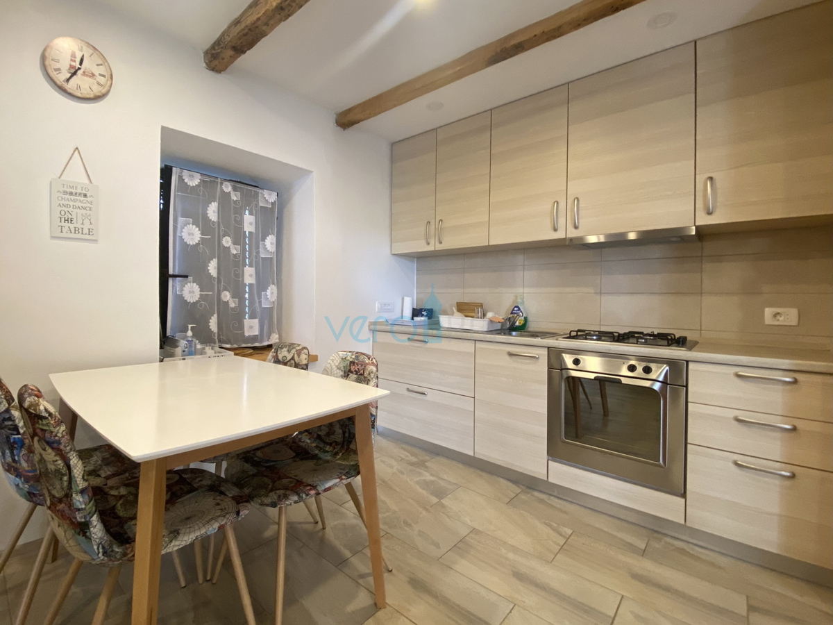 Dobrinj, okolica, Samostojna hiša z dvema apartmajema in vrtom, prodamo