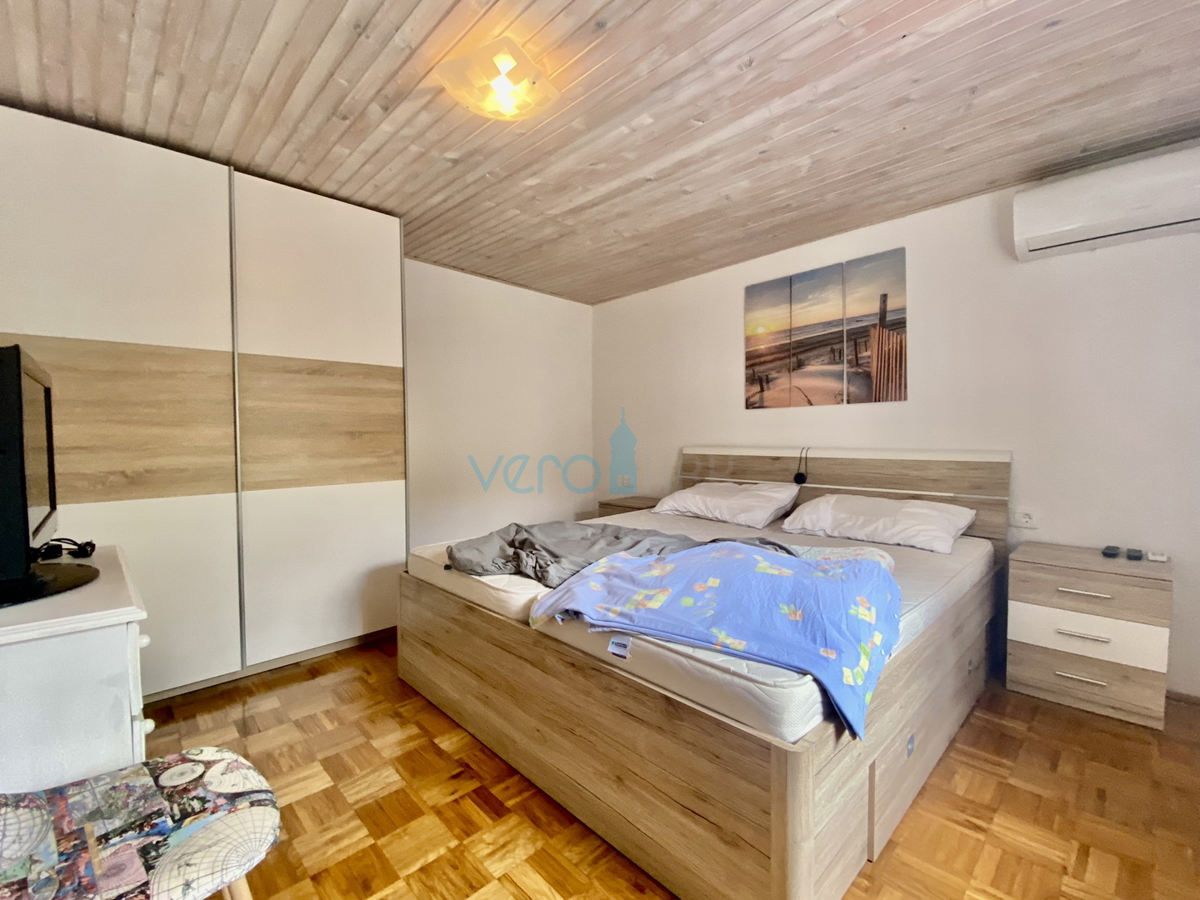 Dobrinj, okolica, Samostojna hiša z dvema apartmajema in vrtom, prodamo