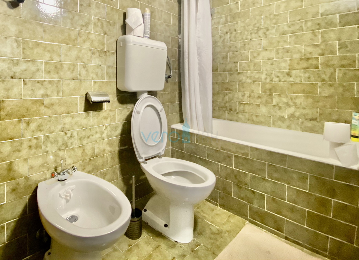 Dobrinj, okolica, Samostojna hiša z dvema apartmajema in vrtom, prodamo