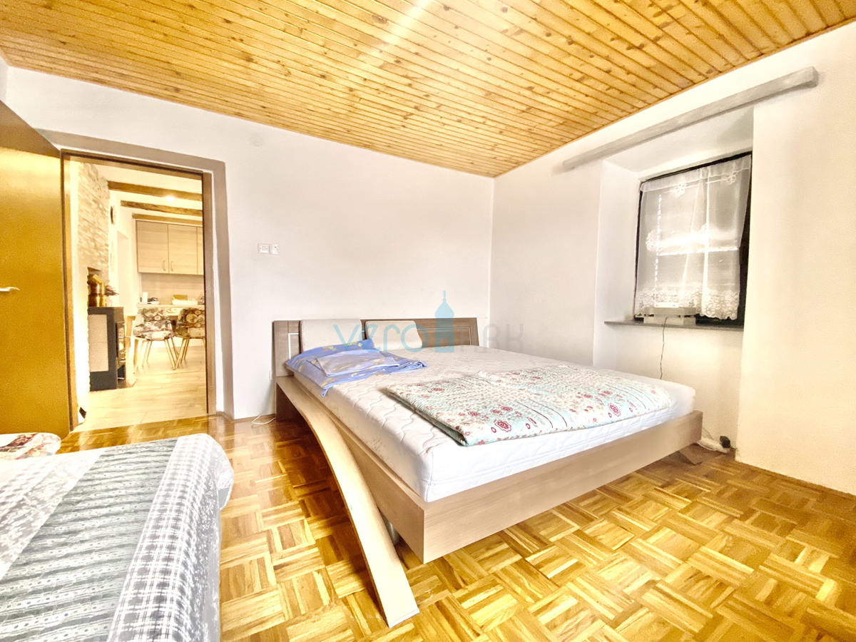 Dobrinj, okolica, Samostojna hiša z dvema apartmajema in vrtom, prodamo