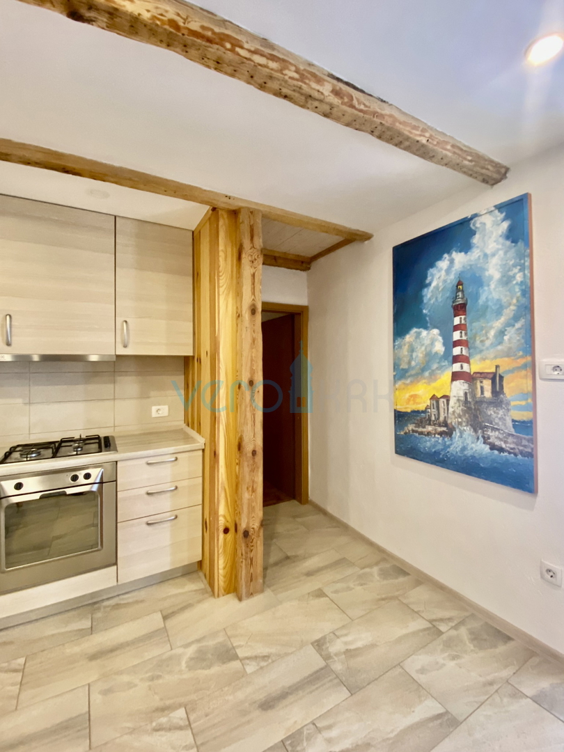 Dobrinj, okolica, Samostojna hiša z dvema apartmajema in vrtom, prodamo