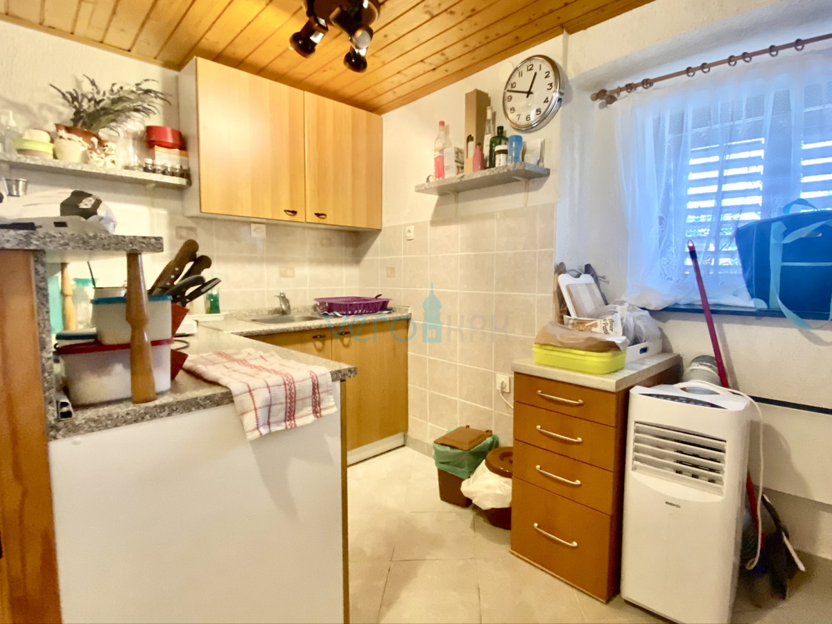 Dobrinj, okolica, Samostojna hiša z dvema apartmajema in vrtom, prodamo