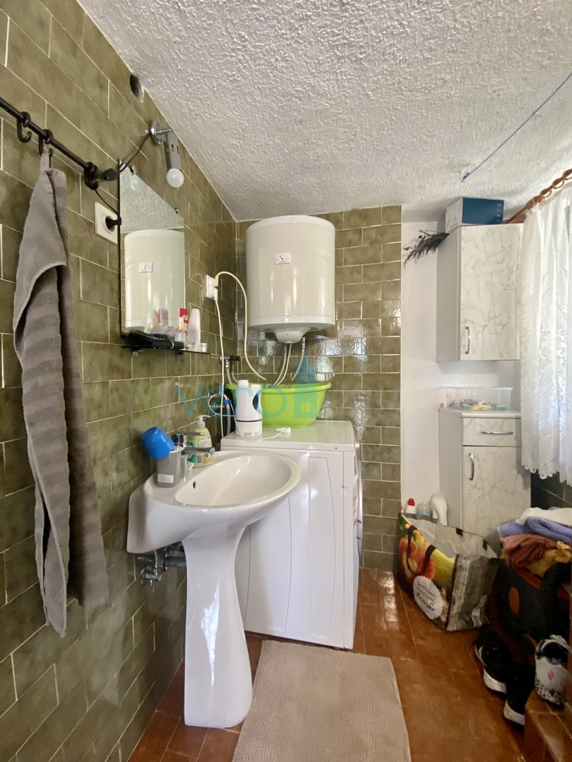 Dobrinj, okolica, Samostojna hiša z dvema apartmajema in vrtom, prodamo