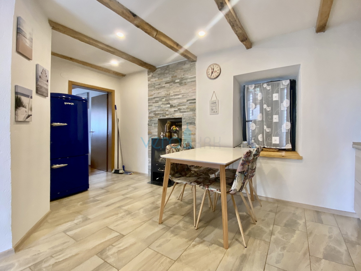 Dobrinj, okolica, Samostojna hiša z dvema apartmajema in vrtom, prodamo