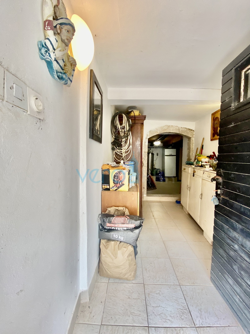 Dobrinj, okolica, Samostojna hiša z dvema apartmajema in vrtom, prodamo