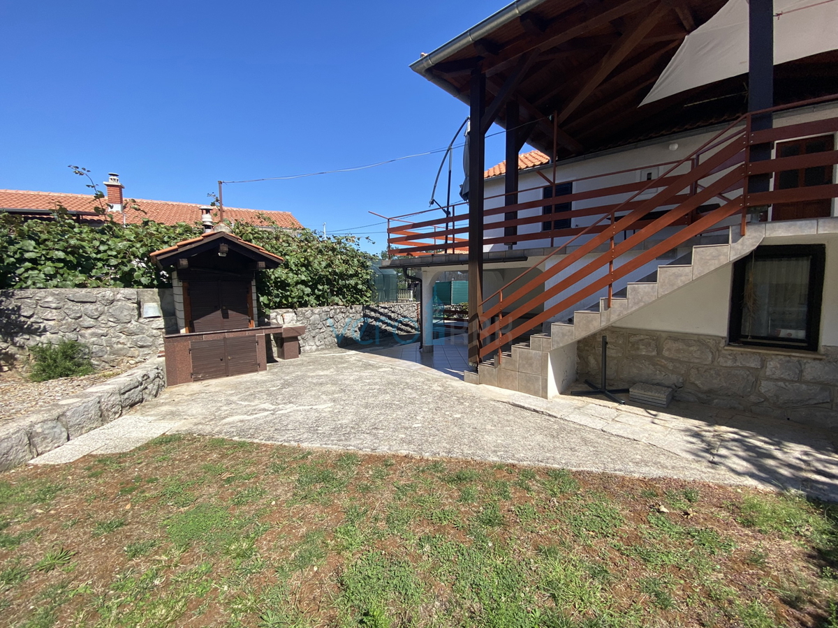Dobrinj, okolica, Samostojna hiša z dvema apartmajema in vrtom, prodamo