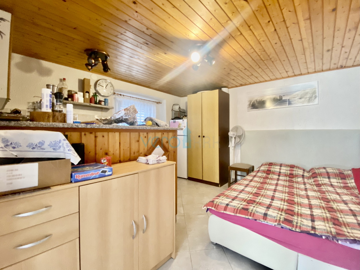 Dobrinj, okolica, Samostojna hiša z dvema apartmajema in vrtom, prodamo