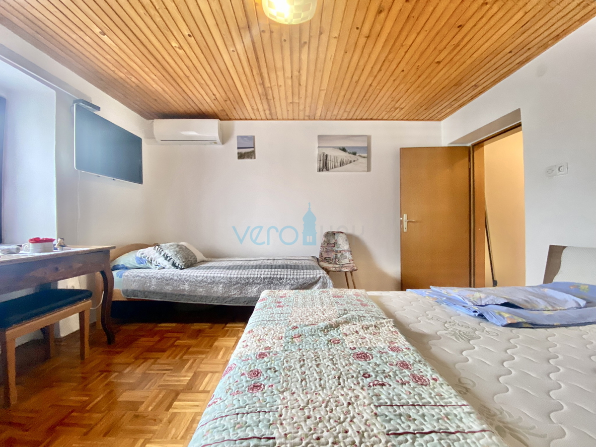 Dobrinj, okolica, Samostojna hiša z dvema apartmajema in vrtom, prodamo