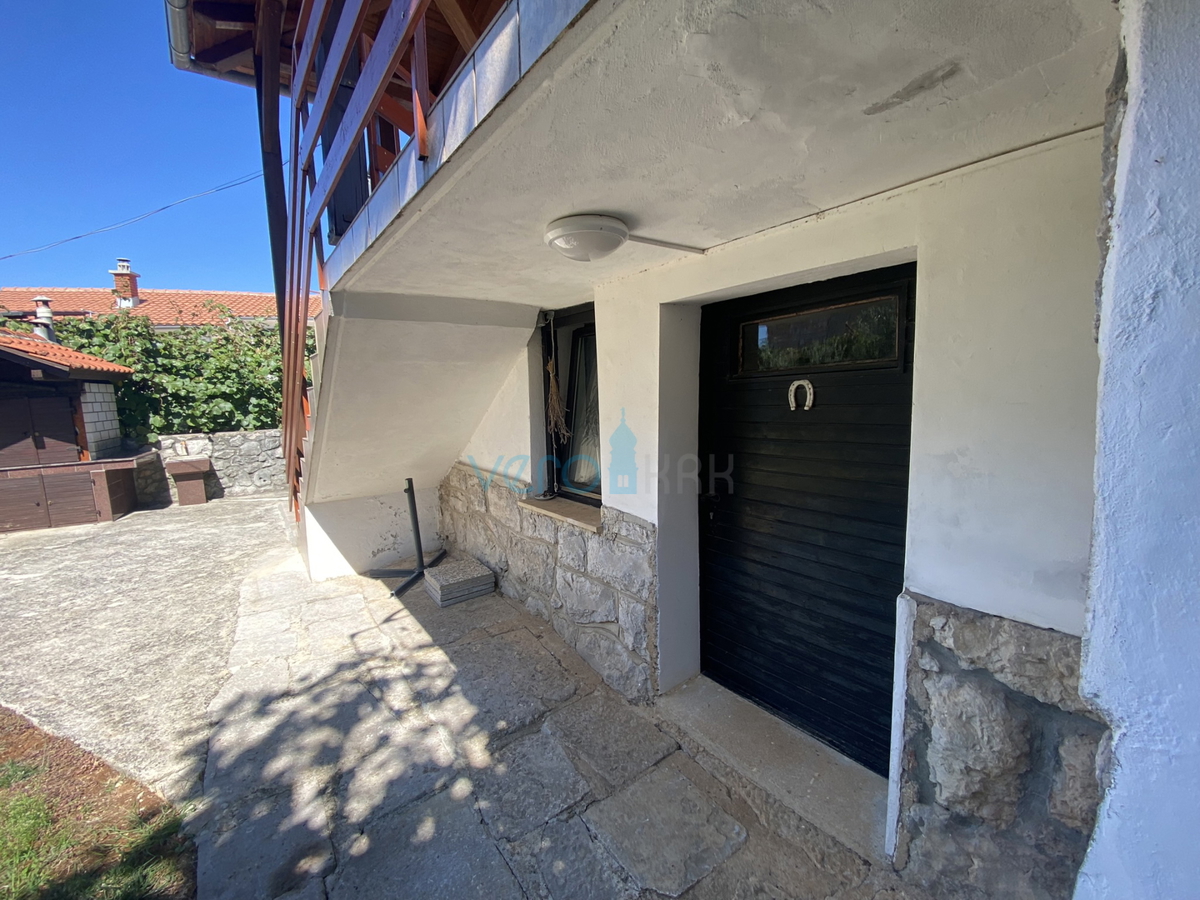 Dobrinj, okolica, Samostojna hiša z dvema apartmajema in vrtom, prodamo