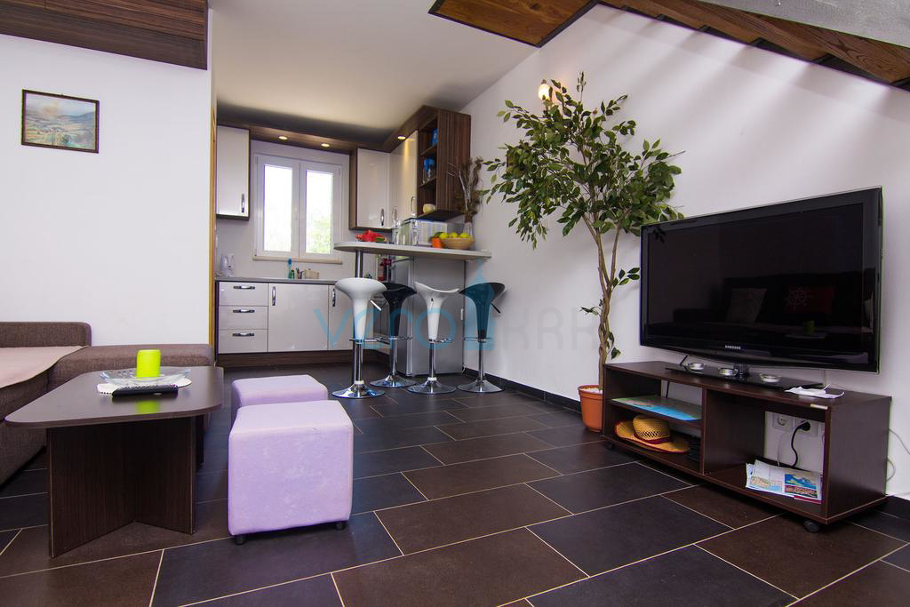 Otok Krk, okolica, hiša z dvema apartmajema, bazenom in pogledom na morje, prodamo