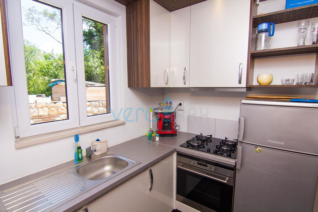 Otok Krk, okolica, hiša z dvema apartmajema, bazenom in pogledom na morje, prodamo