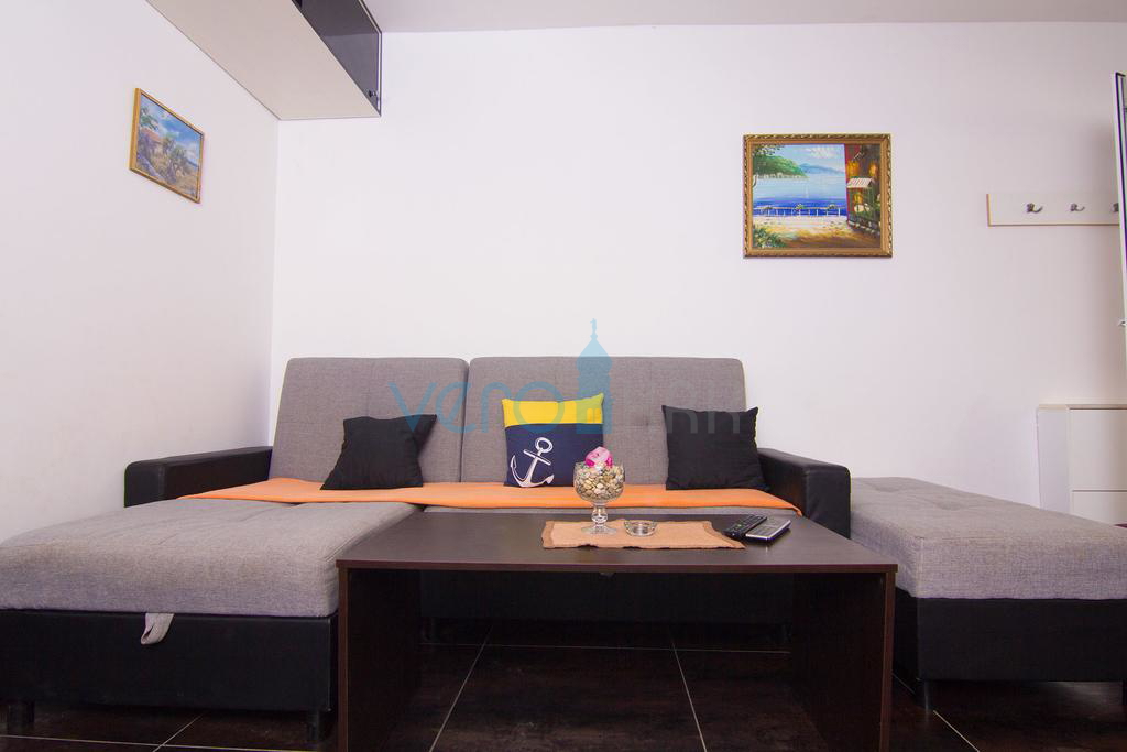 Otok Krk, okolica, hiša z dvema apartmajema, bazenom in pogledom na morje, prodamo