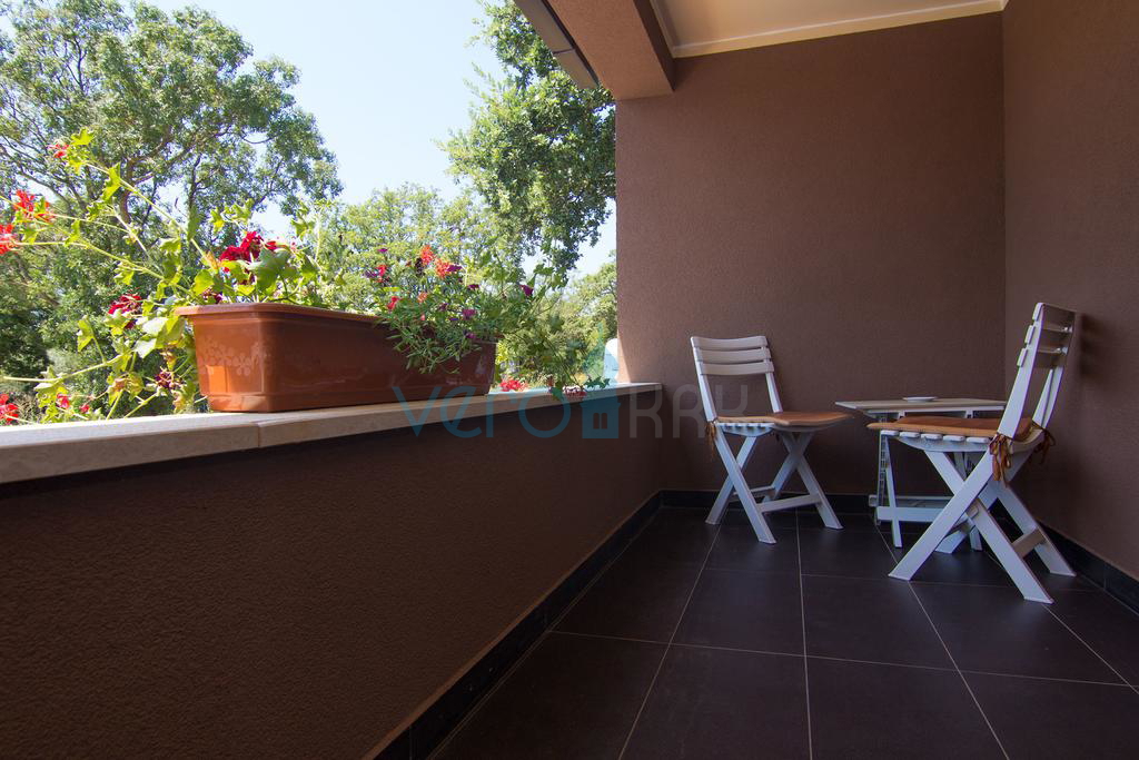 Otok Krk, okolica, hiša z dvema apartmajema, bazenom in pogledom na morje, prodamo