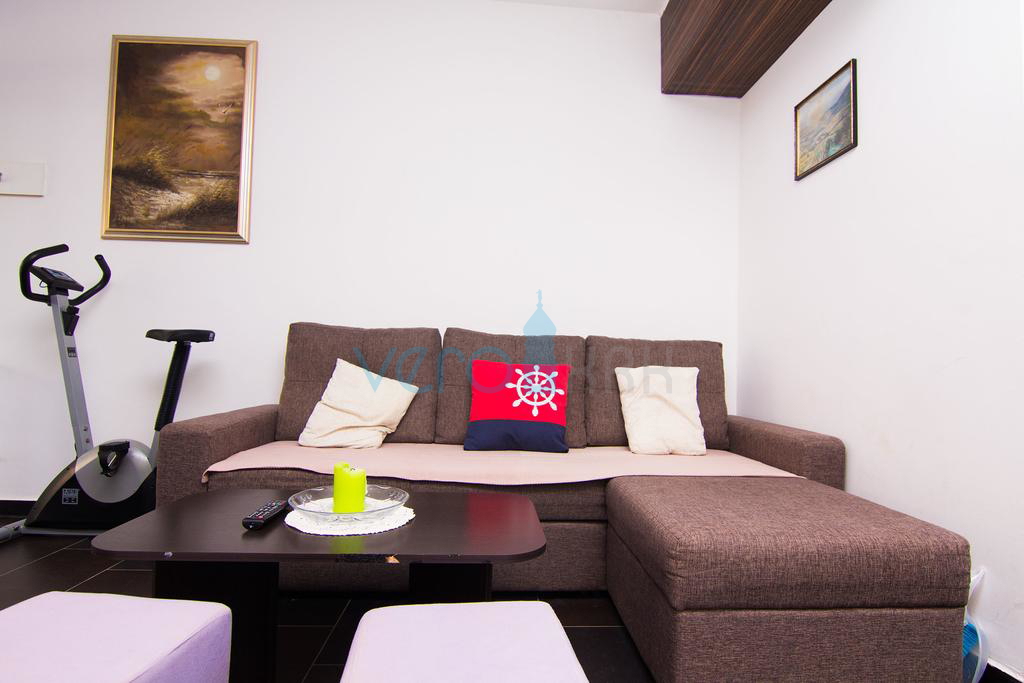 Otok Krk, okolica, hiša z dvema apartmajema, bazenom in pogledom na morje, prodamo